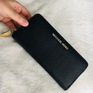 MICHAEL KORS BLACK WALLET (AUTHENTIC)